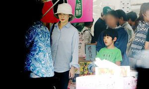 昨夏、静養のためお忍びで訪問された長野県でも警備体制は同じだった（'15年8月）