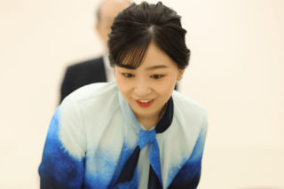 「第73回日本伝統工芸展」で、自ら総裁賞に選んだ竹の花かごを鑑賞する佳子さま（2026年9月3日）