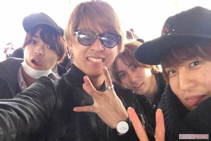 左からtimeleszの原嘉孝、寺西拓人、元Jr.の森継亮太、茶髪でキャップをかぶり、今とはまるで別人のSnowManの目黒蓮(2017年10月)