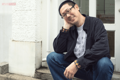 仕事場でもあり、時々はイベント会場にもなる『枡野書店倉庫』の前で。「僕が雑誌に載るといつも首をかしげている写真が採用されるんですよ」