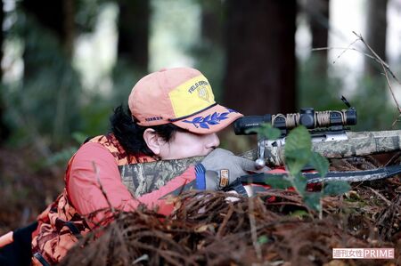 岩や倒木などを支えにして狙いを定める安田さん。いかにブレないようにするのかが大切だという