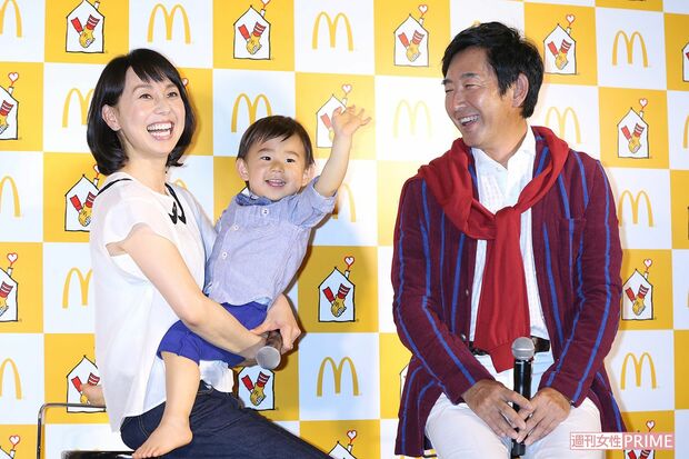 '15年、都内で行われたイベントに、家族3人で出演した理子。「親ができる限りのことをしてあげたい」と子育てについて語った