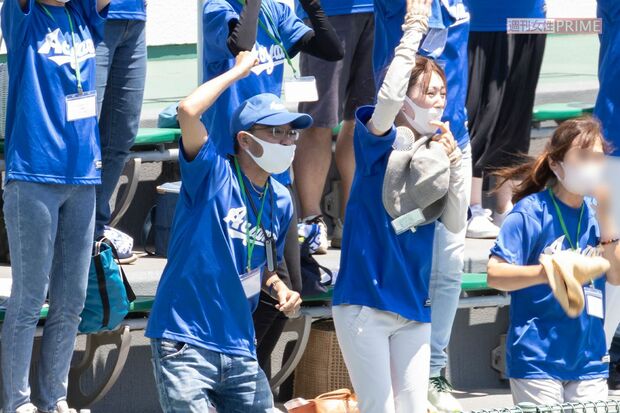 次男の活躍に一喜一憂する中山秀征と妻の白城あやか