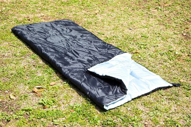 ダイソー 夏季用寝袋（1100円） 十分な大きさでクオリティーも申し分なく、900gと持ち歩きやすい。同じ値段で日除けテントも販売されている
