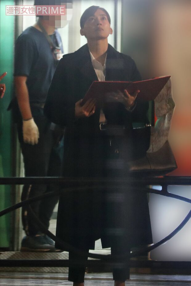 また上空を見る綾瀬はるか