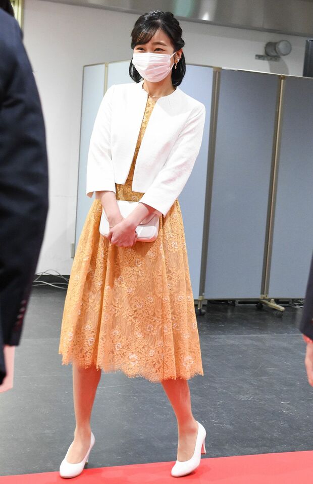 1月27日『第71回関東東海花の展覧会』に出席された佳子さま。柔らかなイエローオレンジのワンピースとホワイトのボレロで