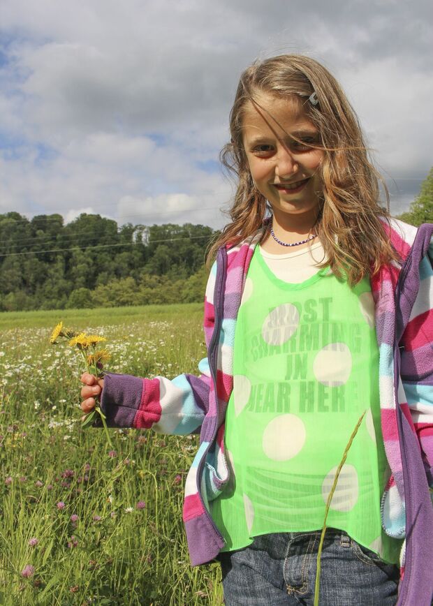 サルディンちゃん（9歳）。両親はJIM-NETと一緒に、レイプされた女性のケアやがんの子の支援を行ってきた。現在はドイツに移り住む。