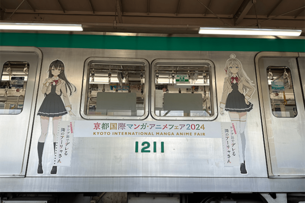 1.物議を醸した『京まふ号』の『ロシデレ』車両（『ロシデレ』公式サイトより）