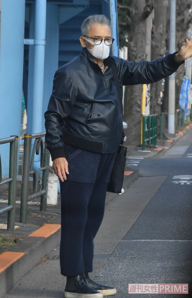 '19年1月、自宅マンション前でタクシーを止める萩原さんを週刊女性は目撃