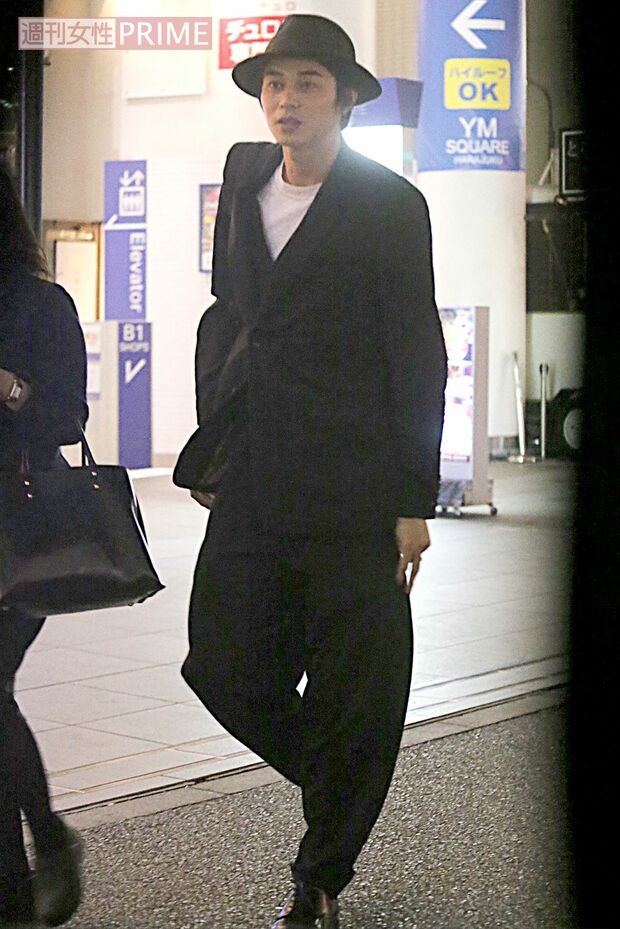 本田翼と東出昌大のW主演映画『アオハライド』の打ち上げにて、全身黒で目立つ東出。打ち上げの挨拶は謙虚でマジメだったという(2014年5月)