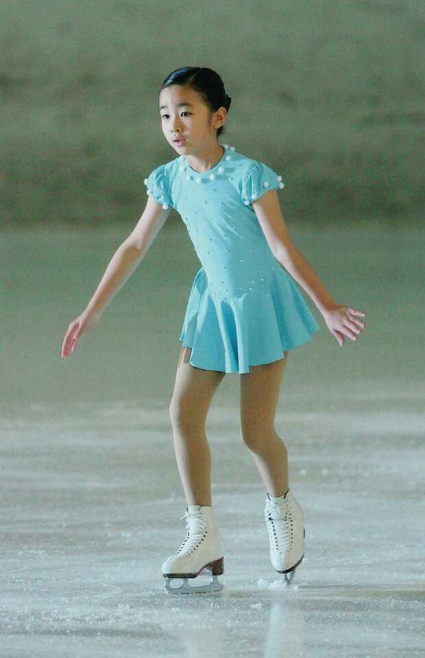 小2の夏からフィギュアを始められた佳子さま。試合では紀子さまと眞子さまにも応援されてルッツやサルコーにも挑戦（'04年4月4日）