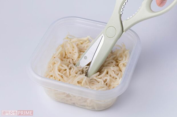 食べやすい長さに切るときは、もどした状態でキッチンバサミで切るとラクチン♪