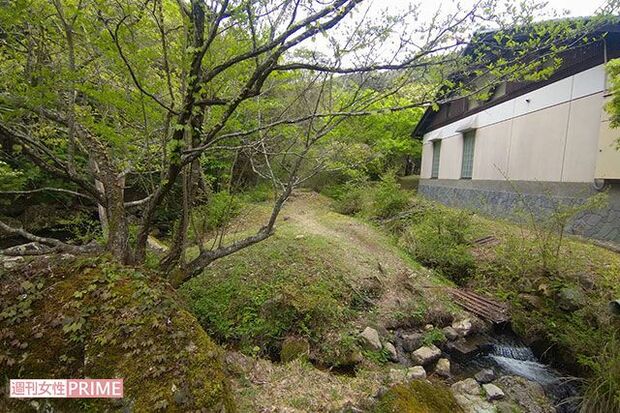 《京都南丹市事件》安達優希容疑者逮捕後、警察がくまなく調べた『るり渓』公衆トイレの裏