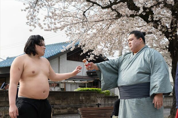 猿桜（演：一ノ瀬ワタル）と“最強”と名高い力士・静内（演：住洋樹）。Netflixシリーズ「サンクチュアリ-聖域-」独占配信中