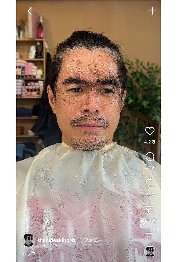 散髪中、顔が髪の毛だらけになるも微動だにしない伊藤英明（本人のインスタグラムより）