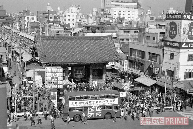 昭和53年10月、冨永さんらの熱意が実り、2階建てバスが本格運行をスタート。浅草寺前を走らせた
