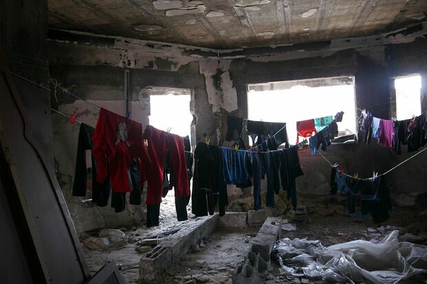 2014年の戦争から半年、瓦礫の中に干される洗濯物