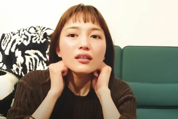 YouTubeでリンパマッサージの仕方を紹介する川口春奈