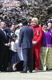 2019年4月13日「桜を見る会」、安倍晋三首相が握手に応じる