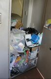 カチカチに圧縮され、崩れないゴミが玄関でお出迎え