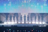 オープニング。LEDスクリーンが上がり、スモークとともに11人が神々しく登場 （C）LAPONE ENTERTAINMENT