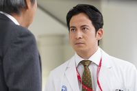 『白い巨塔』岡田准一、自宅でオペシーンを練習! 満島真之介とPが語る撮影秘話