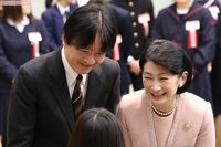 秋篠宮家が紡いだ医療従事者への500着のガウン、直筆の激励メッセージも!