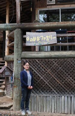 入所当時に暮らした「山小屋」を案内する奈央さん