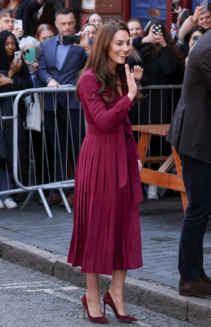 4月に英・バーミンガムを訪れたキャサリン妃は、地元・イギリスブランドのカレンミレンのワンピースをお召しに。色を合わせたピンヒールは、お気に入りのジャンヴィト ロッシ