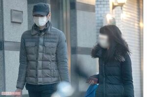 1月中旬、買い物後に男らしく大きい買い物袋を持って女性と帰宅する古川雄輝