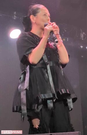 客席からの声に応えて水を飲むキョンキョン