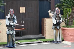 Aさんが軟禁されていた容疑者の会社の前には剣士のオブジェが