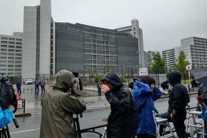 麻原死刑囚の刑が執行された東京拘置所前には多くの報道陣が詰めかけた＝6日