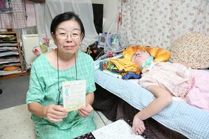 脇谷さんは、書くのが早い。「かのこが横にいてできる仕事は、書くことぐらい。私の場合、それが好きなことでした」　撮影／齋藤周造