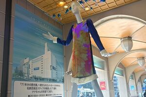 名鉄百貨店閉店に合わせて特別衣装でお別れの挨拶をするナナちゃん人形 写真提供/名鉄百貨店