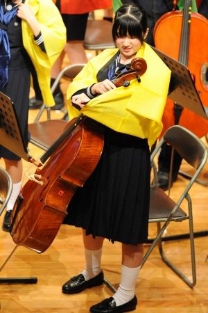 昨年の演奏会では、初等科の管弦楽部として、ハッピ姿でチェロを演奏された(’14年４月)