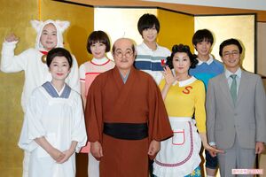 左から、酒井敏也、高橋惠子、秋元真夏、松平健、荒牧慶彦、藤原紀香、大平峻也、葛山信吾（2019年）