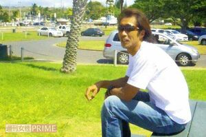 海辺の秋山容疑者（本人のフェイスブックより）