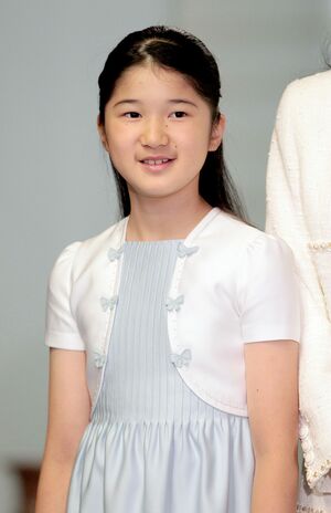 雅子さまチョイスのボレロをお召しの、幼い頃の愛子さま