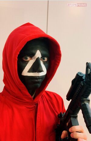 今年のハロウィンは『イカゲーム』の警備員に（小原ブラス公式インスタグラムより）