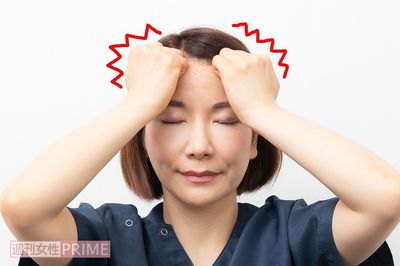 【STEP2】(1)両手でこぶしをつくり、平らな面を生え際にあて、1~2mmほど動かすような感覚で小さな円を描きながらほぐす