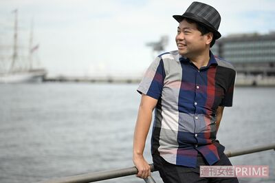 リトさんの視線の先にあるのは……これから漕ぎ出していく「世界」。葉っぱ切り絵を軸にしつつ、講演、ワークショップなど活動の幅を意識的に広げている 撮影/渡邉智裕