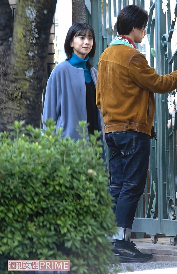 ドラマ『クロサギ』ロケ中の黒島結菜と平野紫耀