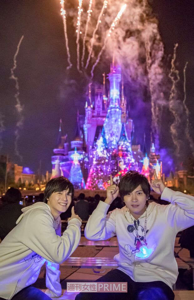 「音と光にのみこまれて、臨場感がハンパない〜！」（横田）「ディズニークリスマスは、夜まで満喫しなきゃ損！」（財木）　撮影／廣瀬靖士　(c)Disney