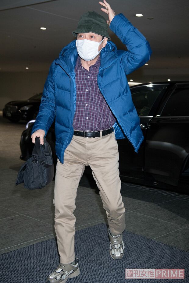 【7:40】テレビ朝日に到着。その日、番組で扱うテーマや大まかな流れは前日のうちに知らされる。現場に来るまでの間も、関連資料やニュースに目を通すという　撮影／山田智絵