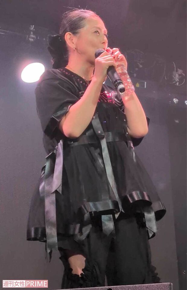 客席からの声に応えて水を飲むキョンキョン