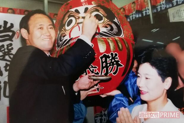 1996年10月に衆議院で初当選を果たしたときの菅長官と夫人