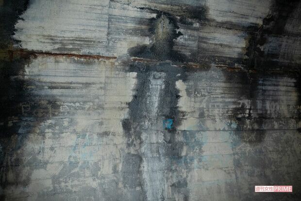 旧吹上トンネル内。人のように見えるシミも多い