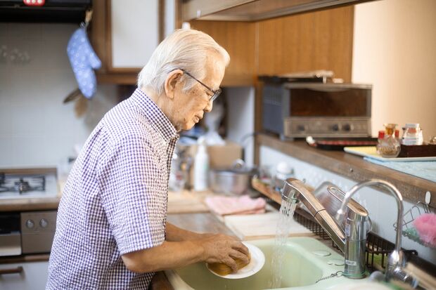 自宅のキッチンで洗い物をする阿刀田さん　（C)新潮社
