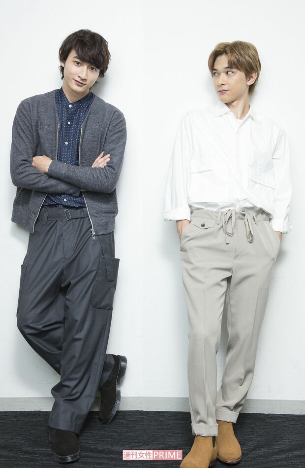 左から小関裕太、吉沢亮　撮影／高梨俊浩